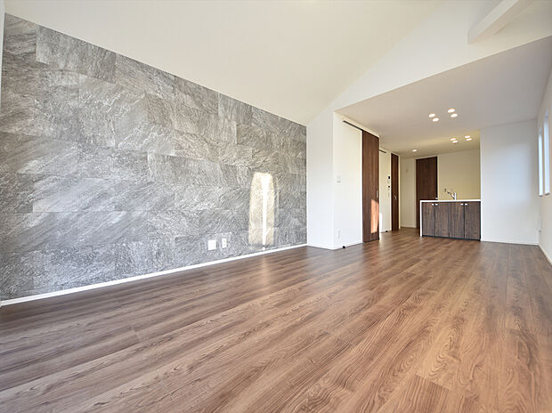 施工例　広々としたスペースに優しい光があふれるくつろぎのリビングダイニング