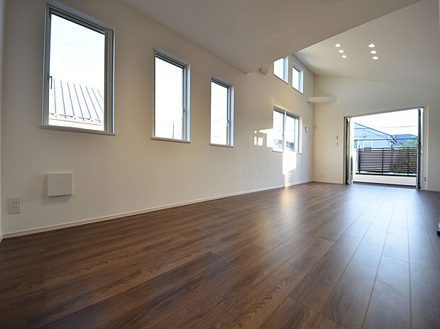 施工例　開放的な窓から差し込む優しい自然光が日常を忘れさせてくれる贅沢な空間を演出