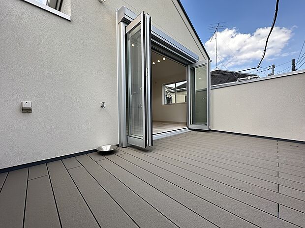 施工例　青空を背景に陽光のスポットライトを浴び、オーナー様だけの特別な空間を演出