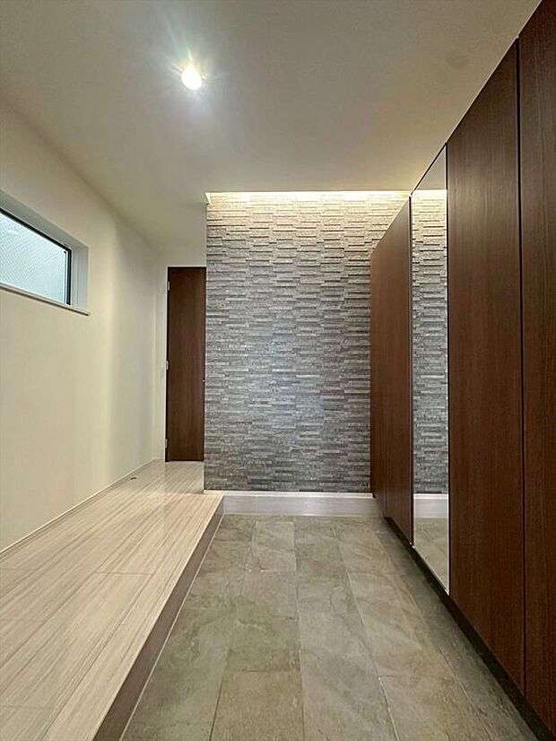 扉を開けた瞬間、目の前に広がる大理石調のフローリングがエントランスに一層の輝きと開放感を演出