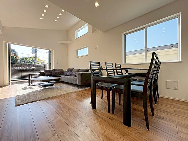 広々としたスペースに優しい光があふれるくつろぎのリビングダイニング