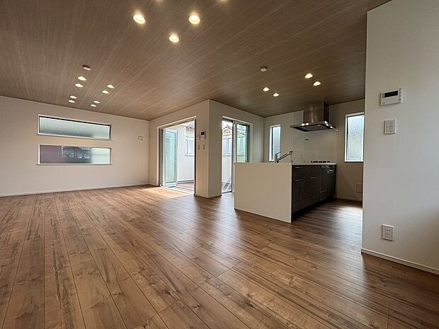 施工例 広々としたスペースに優しい光があふれるくつろぎのリビングダイニング