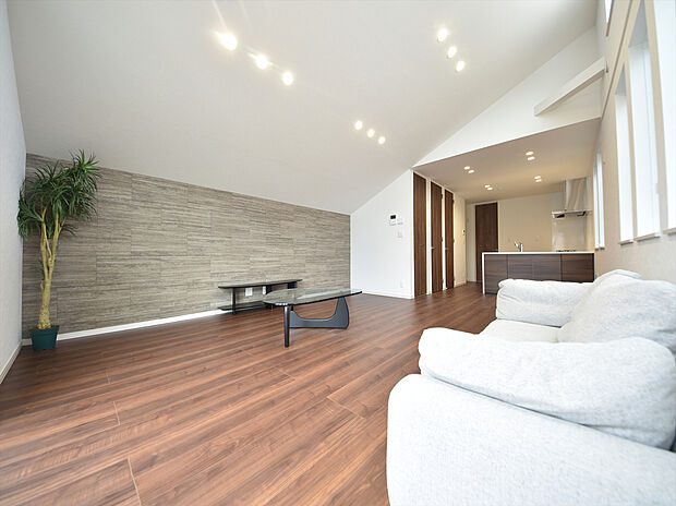 施工例　広々としたスペースに優しい光があふれるくつろぎのリビングダイニング