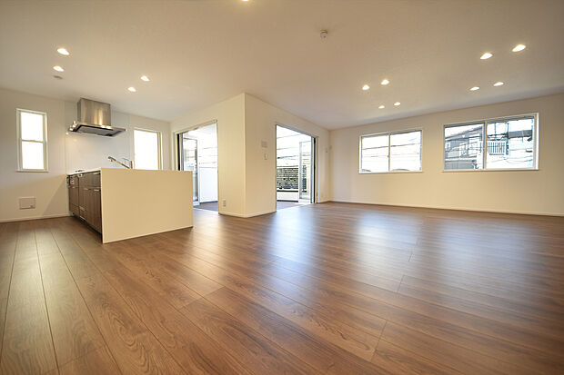 施工例 広々としたスペースに優しい光があふれるくつろぎのリビングダイニング