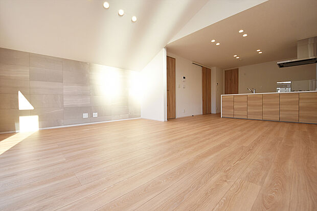 施工例　広々としたスペースに優しい光があふれるくつろぎのリビングダイニング