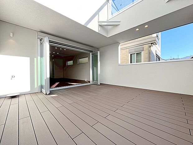 施工例 青空を背景に陽光のスポットライトを浴び、オーナー様だけの特別な空間を演出