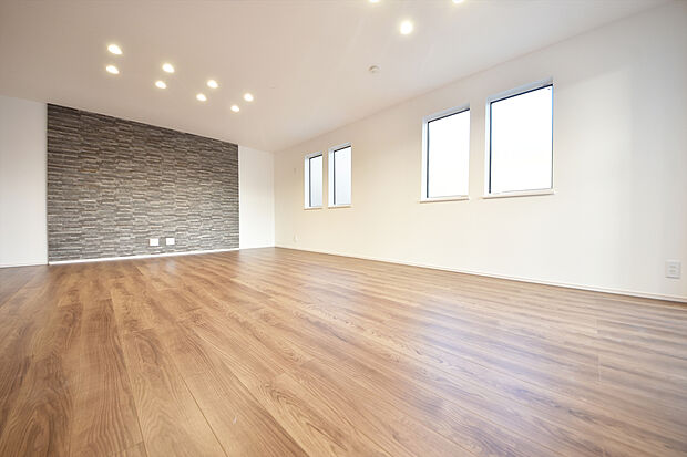 施工例　開放的な窓から差し込む優しい自然光が日常を忘れさせてくれる贅沢な空間を演出