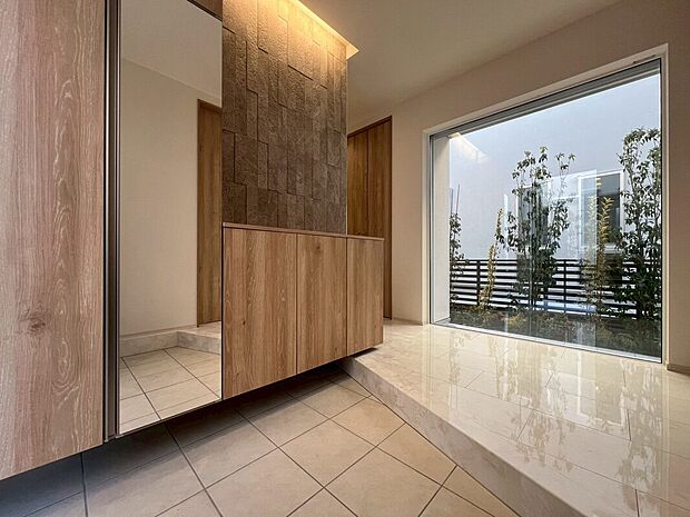 施工例　扉を開けた瞬間、目の前に広がる大理石調のフローリングがエントランスに一層の輝きと開放感を演出