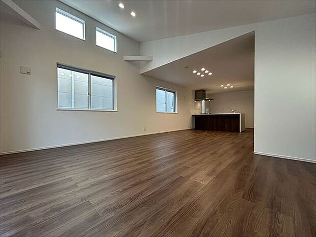 施工例　広々としたスペースに優しい光があふれるくつろぎのリビングダイニング