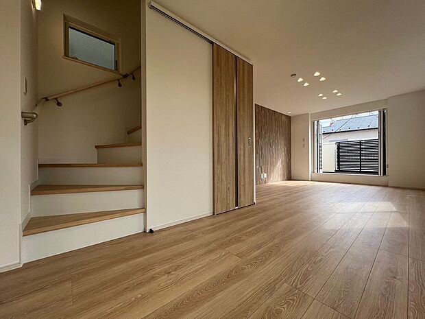 施工例　開放的な窓から差し込む優しい自然光が日常を忘れさせてくれる贅沢な空間を演出。