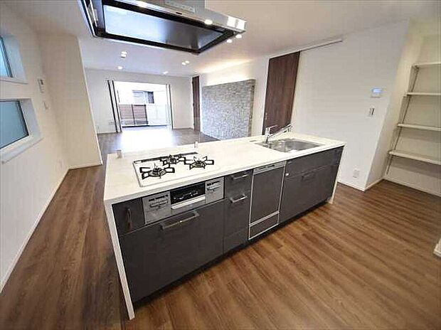 施工例　ゲストを招いて料理を振る舞い、広々としたキッチンスペースを囲みながら話が弾む贅沢な時間。 