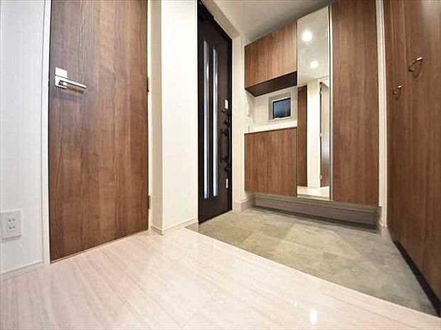 施工例　扉を開けた瞬間、目の前に広がる大理石調のフローリングがエントランスに一層の輝きと開放感を演出

