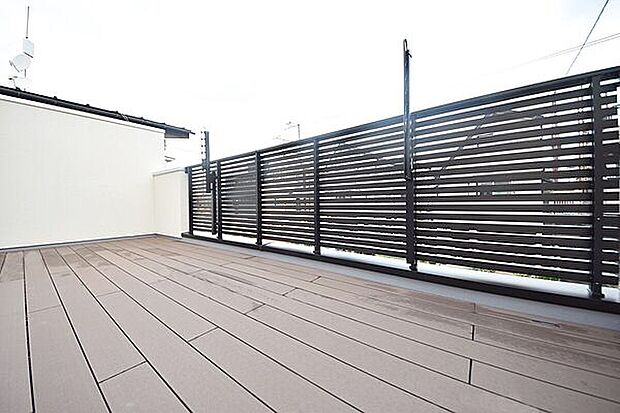 施工例　青空を背景に陽光のスポットライトを浴び、オーナー様だけの特別な空間を演出