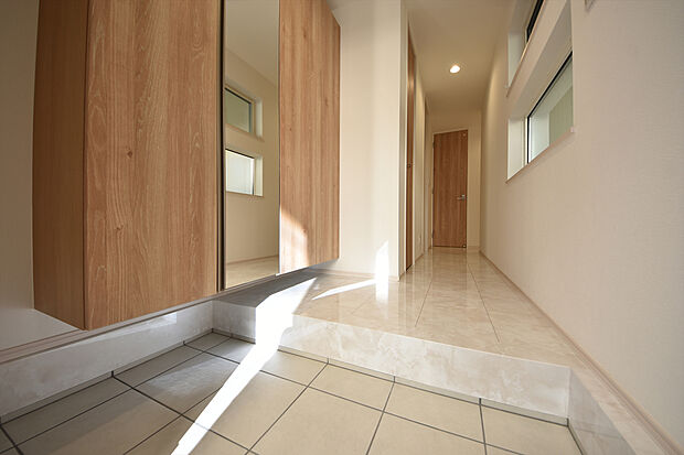 施工例　扉を開けた瞬間、目の前に広がる大理石調のフローリングがエントランスに一層の輝きと開放感を演出