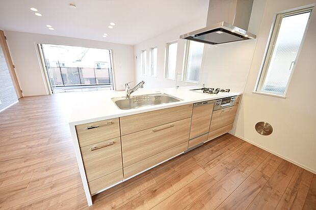 施工例　ゲストを招いて料理を振る舞い、広々としたキッチンスペースを囲みながら話が弾む贅沢な時間。 