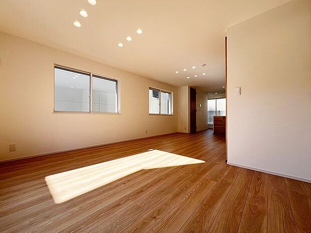 施工例 開放的な窓から差し込む優しい自然光が日常を忘れさせてくれる贅沢な空間を演出。