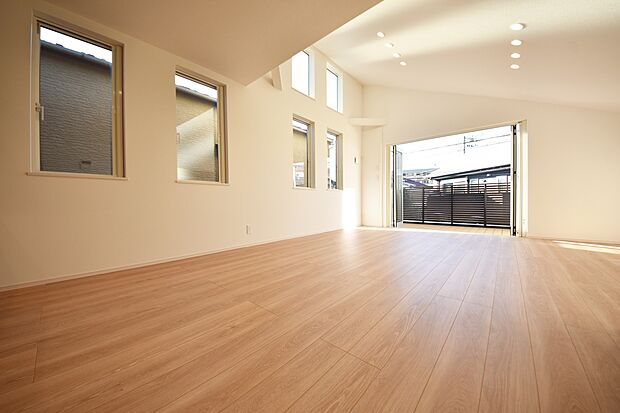 施工例 開放的な窓から差し込む優しい自然光が日常を忘れさせてくれる贅沢な空間を演出。