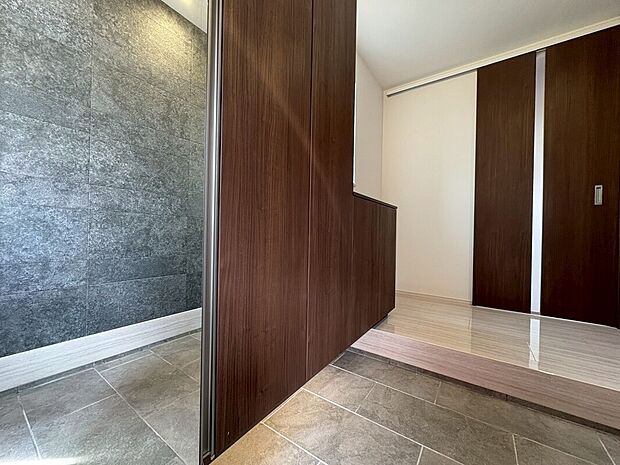 施工例 扉を開けた瞬間、目の前に広がる大理石調のフローリングがエントランスに一層の輝きと開放感を演出