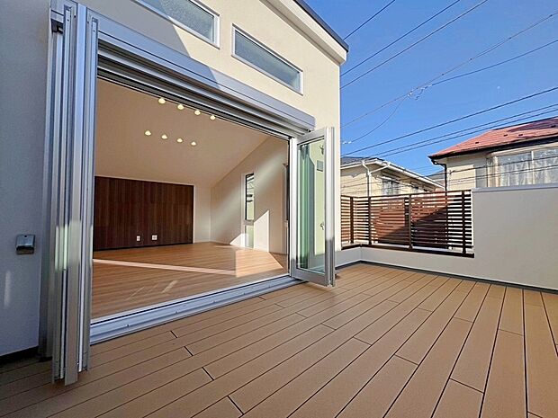 施工例 青空を背景に陽光のスポットライトを浴び、オーナー様だけの特別な空間を演出