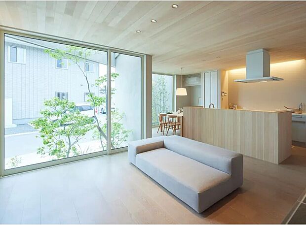 のびのびと過ごせる23.3帖のLDK。 
どこにいても外との繋がりを感じることができ、穏やかな時間を過ごせる空間です。