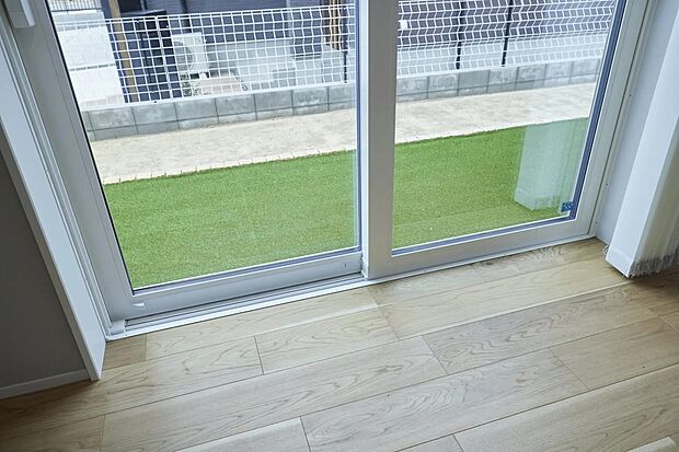 断熱性を高める為、窓は全てトリプルガラスを採用しています。さらに、通常のFIT断熱にプラスし外貼り断熱を施工している為、壁の厚みが通常よりも分厚くなっています。