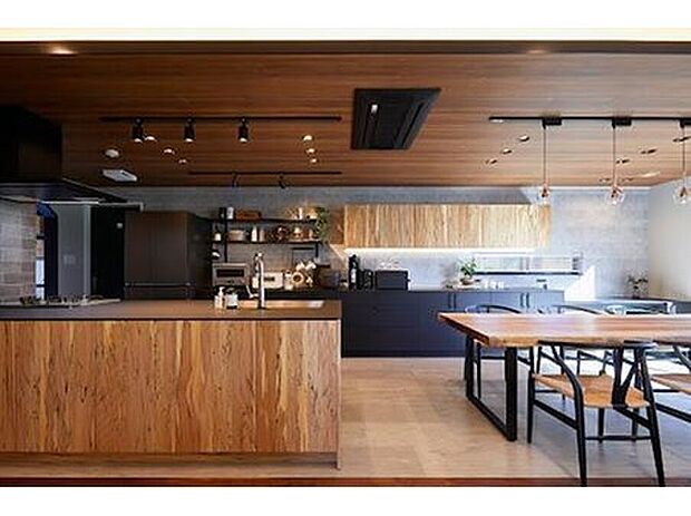 【スタバ風のイエ工法：軸組工法】『スタバ』のような、カフェテイストをイメ―ジ致しました。
キッチンハウスを採用し、キッチンが映えるよう細部までこだわった住まいです。