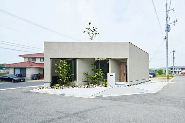 【外観】52坪の敷地に建つ実寸大の平屋です。シンプルながら、インパクトのある外観。