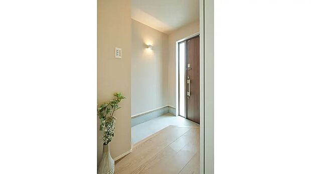 【玄関ホール】窓から入る光で明るい玄関に。