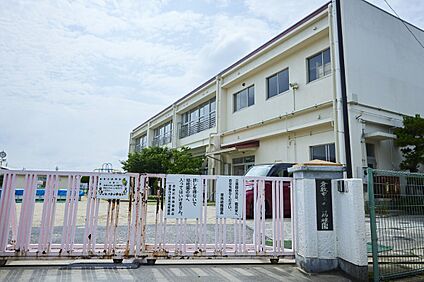 葦高幼稚園 約300m(徒歩4分)