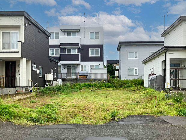 【現地写真】
幅員約8mの南東側道路面し、陽当りがよく開放感たっぷり。北広島市大曲南ヶ丘に位置する、約168m2（約50.82坪）の住宅用地です。【2024年4月撮影】
