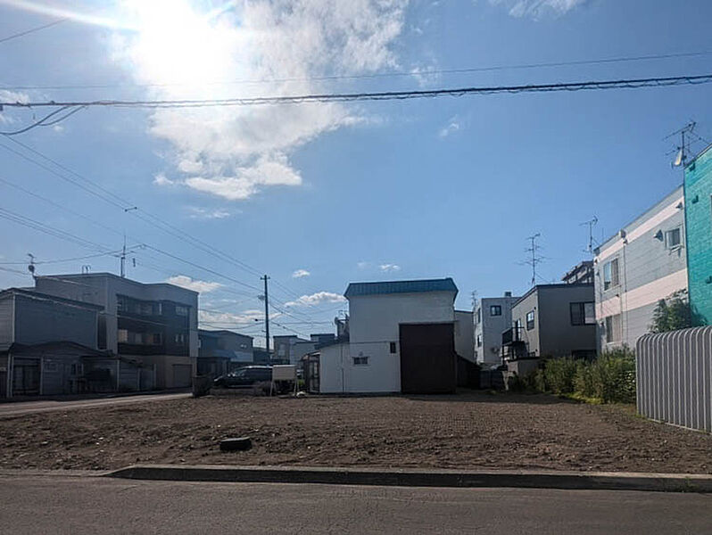 【現地写真】
前面道路は約6ｍとゆとりがございます。見通しが良く、お車の出し入れもスムーズにできますね。
（2024年10月撮影）