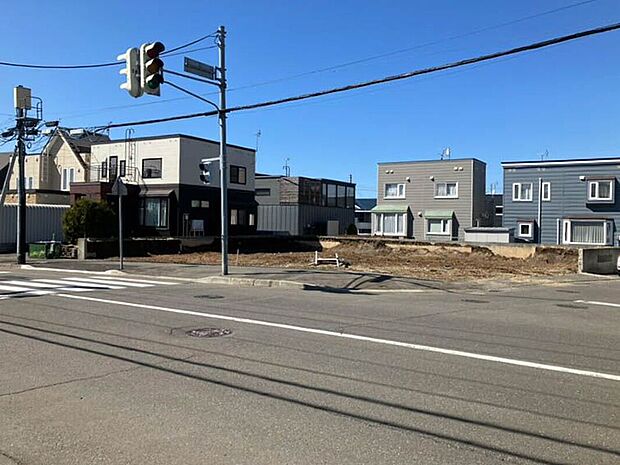 【現地写真】
周辺は低層住居専用の閑静な住宅街。高い建物が少なく、気持ちの良い青空を望めます。
（2025年4月撮影）