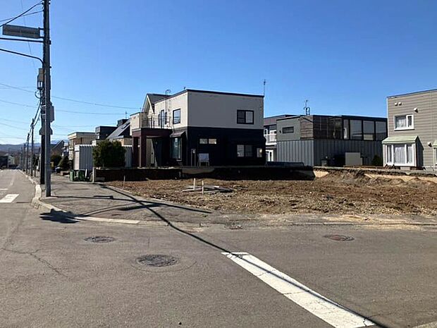 【現地写真】
前面道路は幅員8ｍ～16ｍと開放感がございます。前面道路が広くきれいですと、お住まいの見栄えも良くなりますね。
（2025年4月撮影）