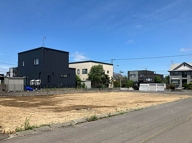 【現地写真】
角地を含む全4区画の売地が登場です。JR千歳線「上野幌」駅まで徒歩約18分。札夕線近くで、厚別区方面へのアクセスも良好です。
（2025年8月撮影）