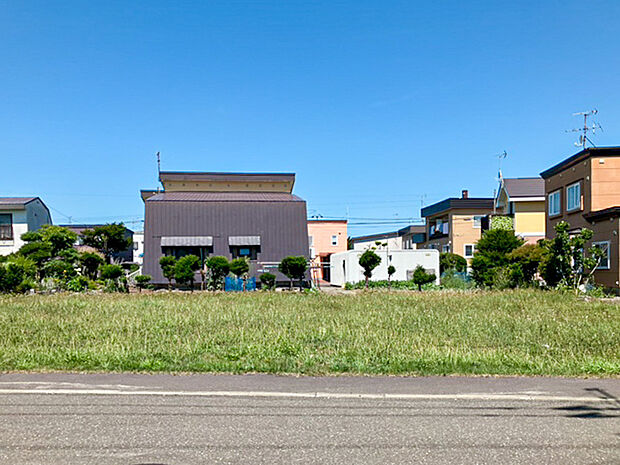 【現地写真】
南東向きで陽当り良好。暖かい陽光と通り抜ける風を感じられる快適なお住まいが建てられそうですね。
(2025年7月撮影）