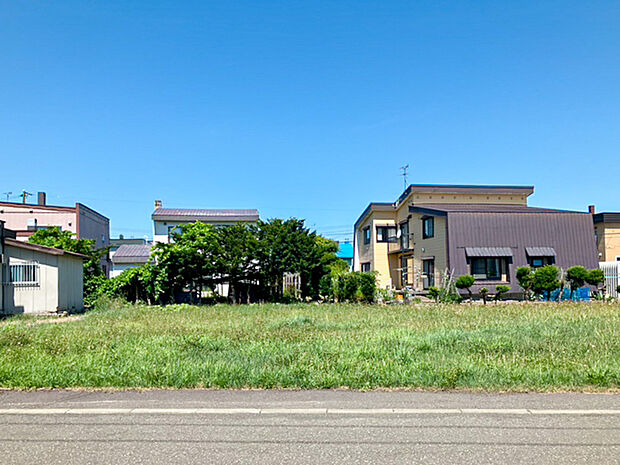 【現地写真】
間口は約12mと広く、開放感たっぷり。見通しも良くなりお車の出し入れもしやすそうですね。
(2025年7月撮影）