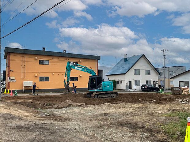 【現地写真】
更地でのお渡しですので、解体費用が抑えられ、引き渡し後はスムーズに建築を始めることができます。
(2025年8月撮影）