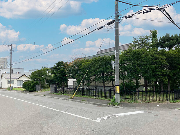 【現地写真】
ゆとりある土地なら、間取りの自由度が高まり、夢も広がりますね。建築プラン例もご用意しておりますのでお気軽にご相談ください。
(2025年8月撮影）