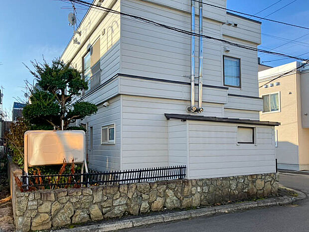 【現地写真】
地下鉄東豊線「元町」駅まで徒歩約18分、中央バス「札幌中学校」停も徒歩約3分で利用でき、通勤通学にも便利ですね。
（2025年11月撮影）