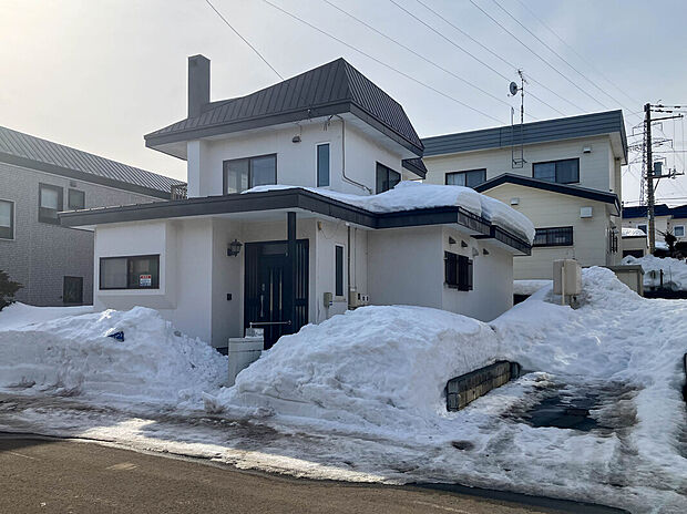 【現地写真】
地下鉄東西線「南郷18丁目」徒歩19分。低層住宅が立ち並ぶ穏やかな住環境につき、のびのび暮らせる閑静な住宅街の一画に登場の売地です。
（2026年3月撮影）