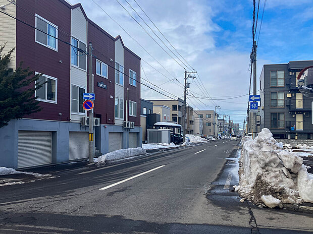 【現地写真】
幅員約10mの公道に面し開放感がございます。きれいに舗装された前面道路は、お住まいの見栄えも良くしてくれますね。
（2026年3月撮影)