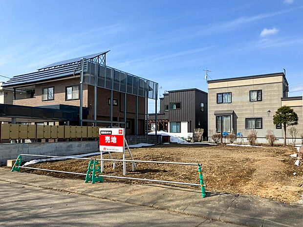 【現地写真】
前面道路は幅員約8mとゆとりの広さがございます。お車でのすれ違いもしやすく、駐車も楽々できそうですね。
（2026年3月撮影）