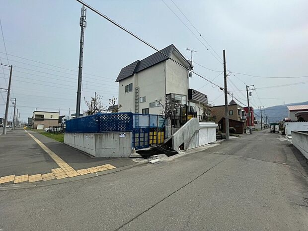 【現地写真】
現在古家がございますが、解体後更地でのお引渡しになります。解体費用が掛からず、スムーズに建築を進められます。
(2026年4月撮影）