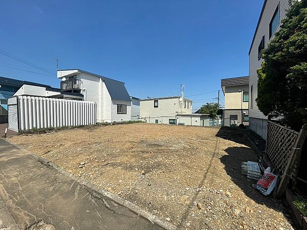 【現地写真】
「手稲宮丘小学校」まで徒歩約9分と、低学年のお子様が無理なく通学できる立地。子育て世帯にもおすすめの物件です。
(2026年5月撮影）