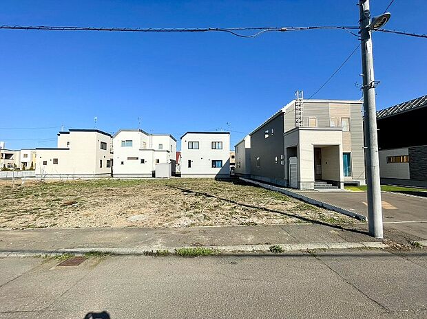 【現地写真】
約60坪の広々とした土地面積が魅力の売地。ゆとりのある敷地で、ご家族に合った夢のマイホームをぜひご実現ください。
(2026年4月撮影）