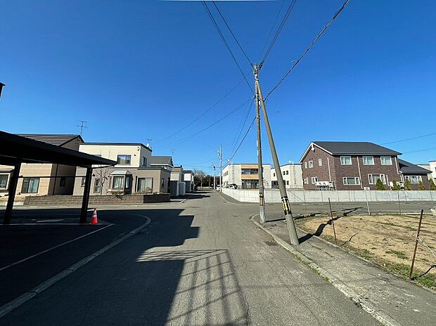 【現地写真】
周辺に高い建物が少ない低層住居専用地域です。車通りも少なく静かにお過ごしいただけます。
(2026年4月撮影）
