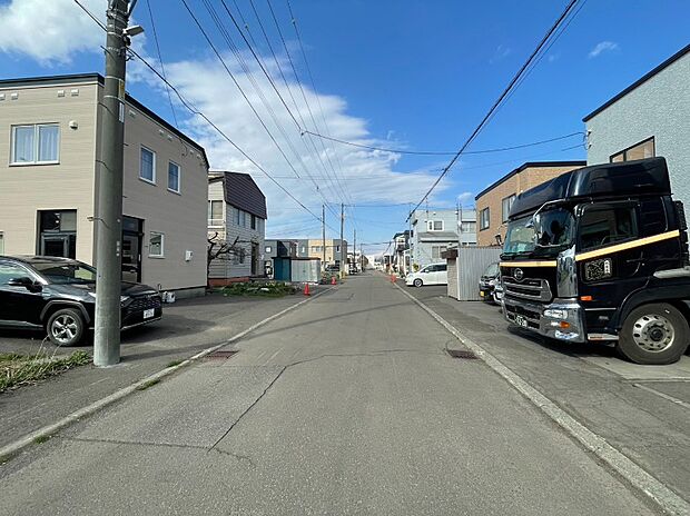 【現地写真】
保育園や小学校、公園が近くお子様にも嬉しい立地。利便性が有りながらも落ち着いた住環境となっております。
(2026年4月撮影）