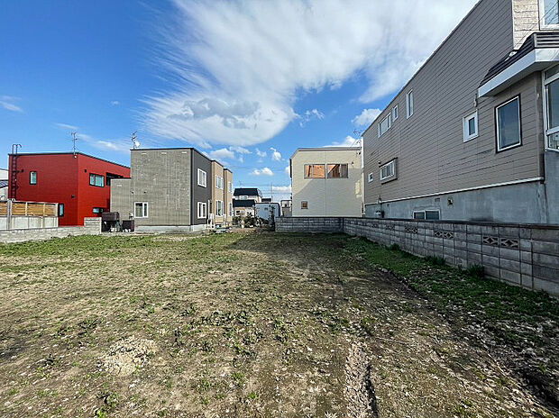 【現地写真】
建築プランをイメージしやすい現況更地。解体費用が抑えられ、引き渡し後の建築がスムーズ点も嬉しいですね。
(2026年4月撮影）