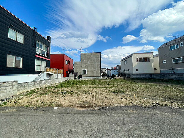 【現地写真】
間口の広い敷地は多彩なプランに対応可能。建物参考もご用意しておりますので、お気軽にお問い合わせください。
(2026年4月撮影）