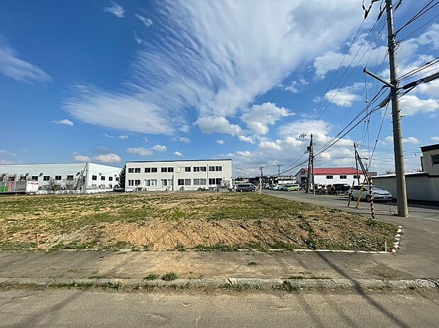 【北角地 現地写真】
全6棟のお住まいが完成し建ち並ぶと、素敵な一画になりそうですね。ぜひご家族に合った間取りの夢のマイホームをご実現ください。
(2026年4月撮影）